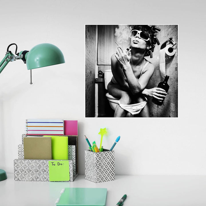 wandmotiv24 Poster als Wanddeko, Grösse 50x50cm, Frau im Bad, Sonnenbrille, Fotografie, Schwarz Weis