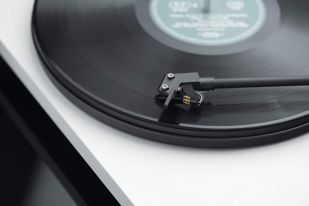 Pro-Ject Primary E Phono, Audiophiler Plug&Play Plattenspieler mit integrierter Phono Vorstufe (Weis
