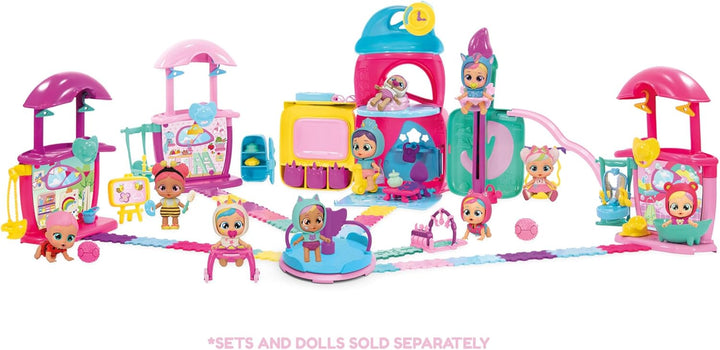 Cry Babies Playtime Jenna's Day Care, Puppenhaus, Playset mit Exklusiver Puppe Jenna, 18+ Zubehörtei