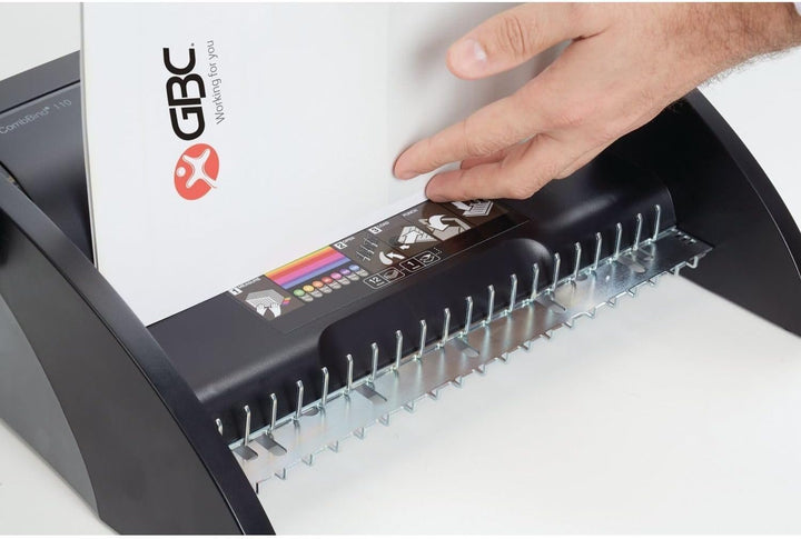 GBC 4401844 CombBind C110 Bindegerät, manuell, mit Dokumenten-Farbskala , stanzt 12, bindet 195 Blat