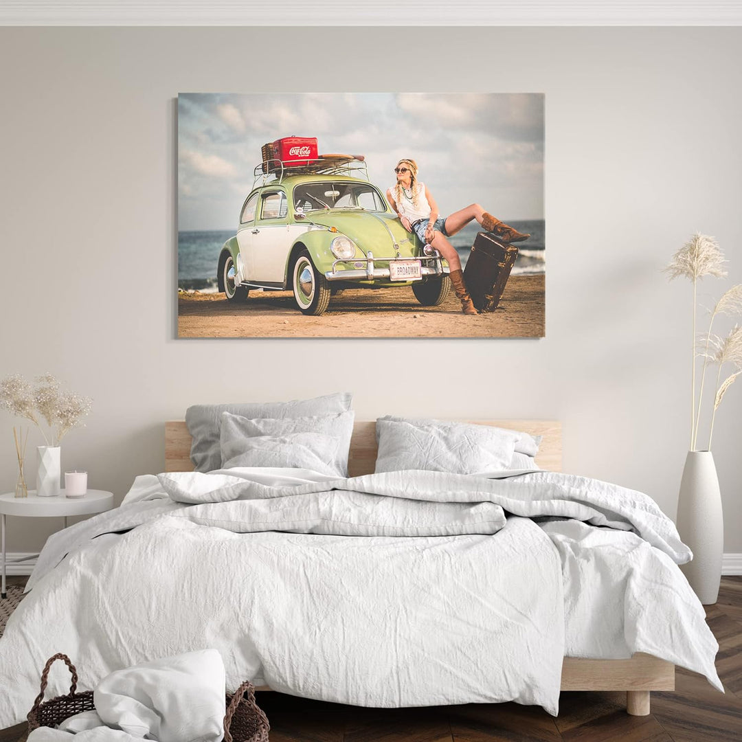 Printed Paintings Leinwand (80x60cm): VW Käfer mit Frau am Strand 80x60 cm, 80x60 cm