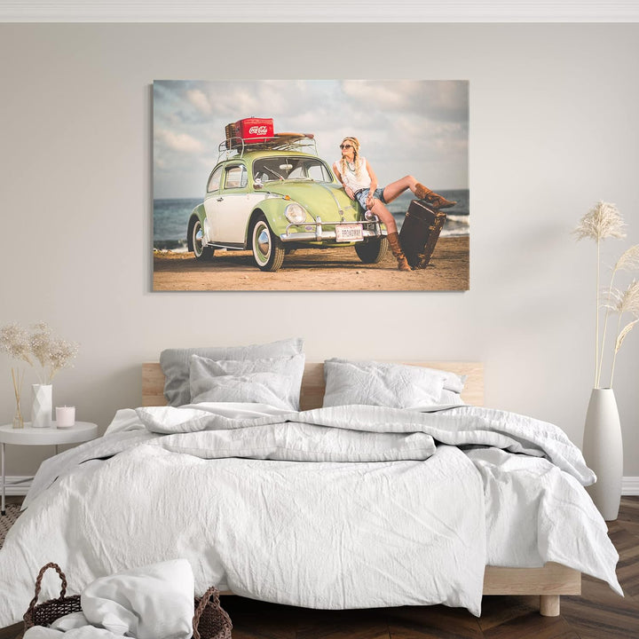 Printed Paintings Leinwand (80x60cm): VW Käfer mit Frau am Strand 80x60 cm, 80x60 cm