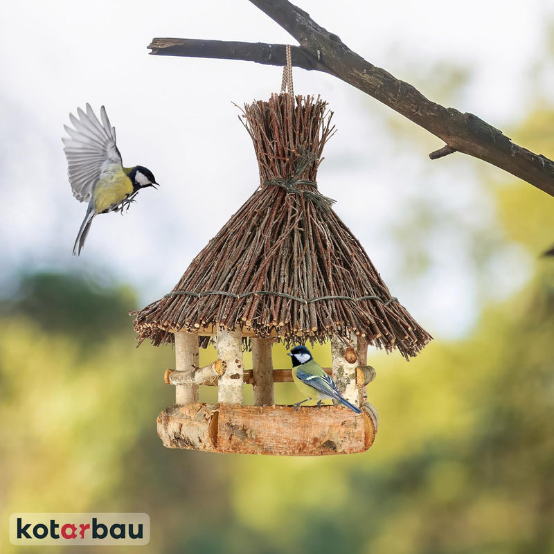 KOTARBAU® Holz-Vogelfutterhaus mit Reet eingedeckt Birke zum Aufhängen + 0,5 kg Futter Gratis