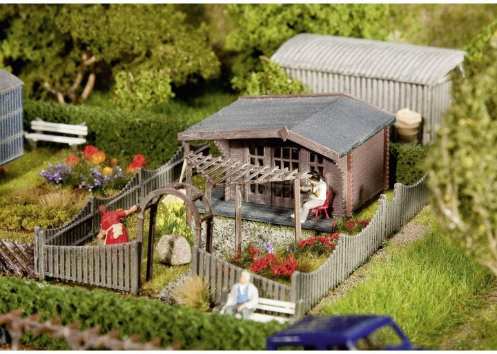 Faller 180491 H0 Schrebergarten mit Gartenlaube Bausatz, 13.9 x 3.7 x 22.4 cm, Braun