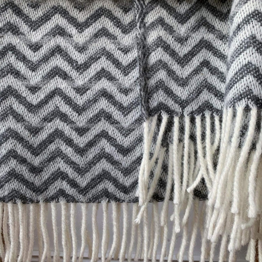 JOWOLLINA Jacquard Plaid Zig-Zag-Welle 100% feine Norwegische Wolle (anthrazit/grau, 130x180 cm) Ant