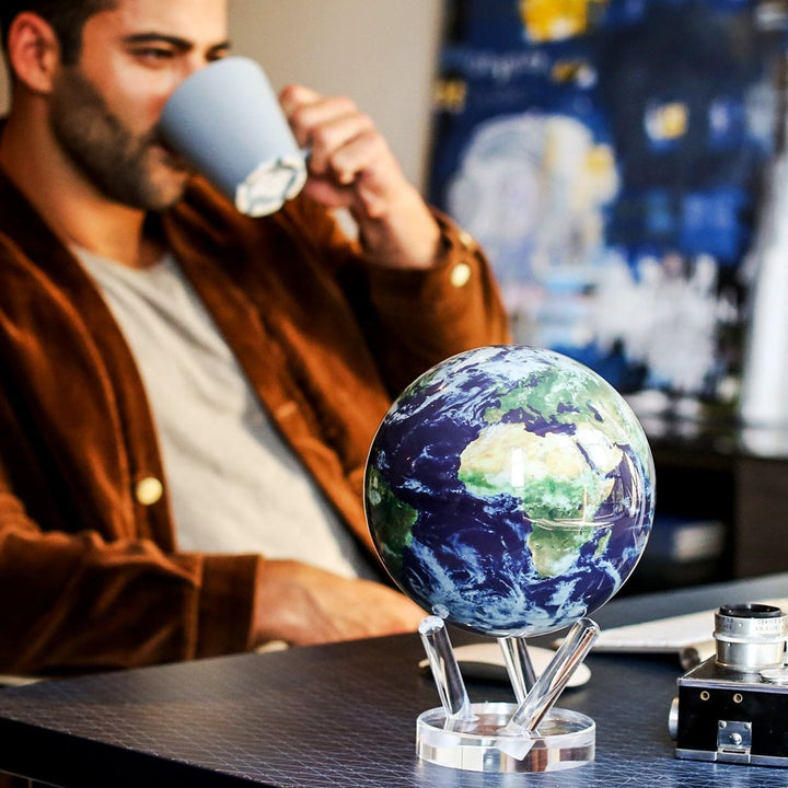 MOVA Globe Outer Space Serie Erde mit Wolke, 11,4 cm mit Sockel, solarbetriebener, rotierender Globu
