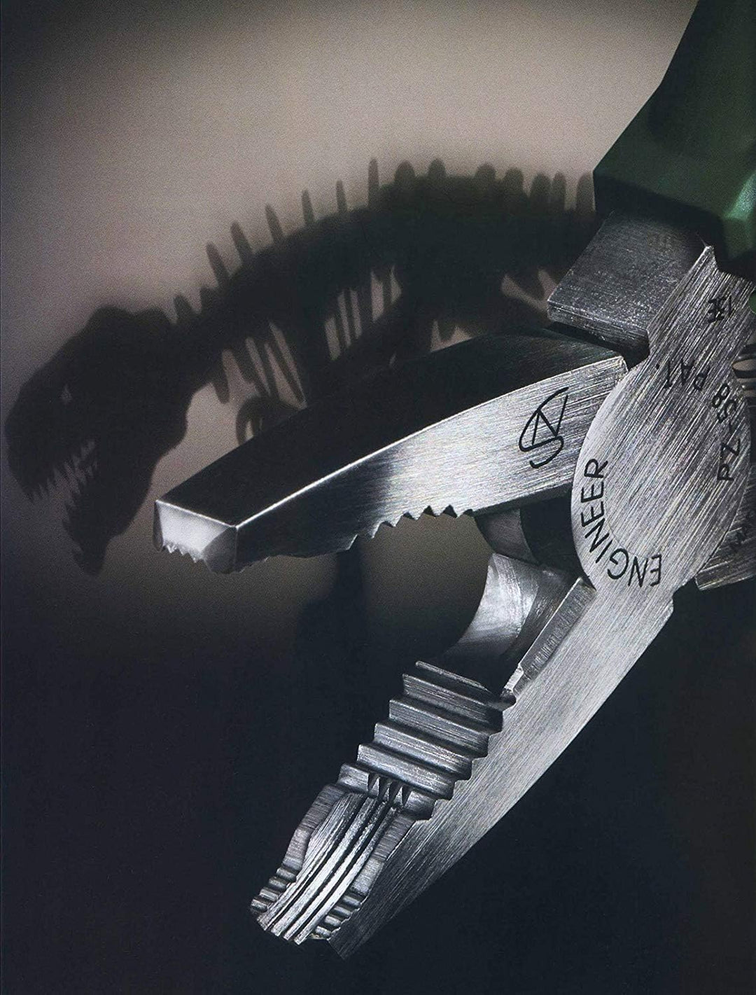 Kombizange mit vertikalen Rillen zum schnellen Lösen beschädigter Schrauben (Grüne Griffe). Japanisc