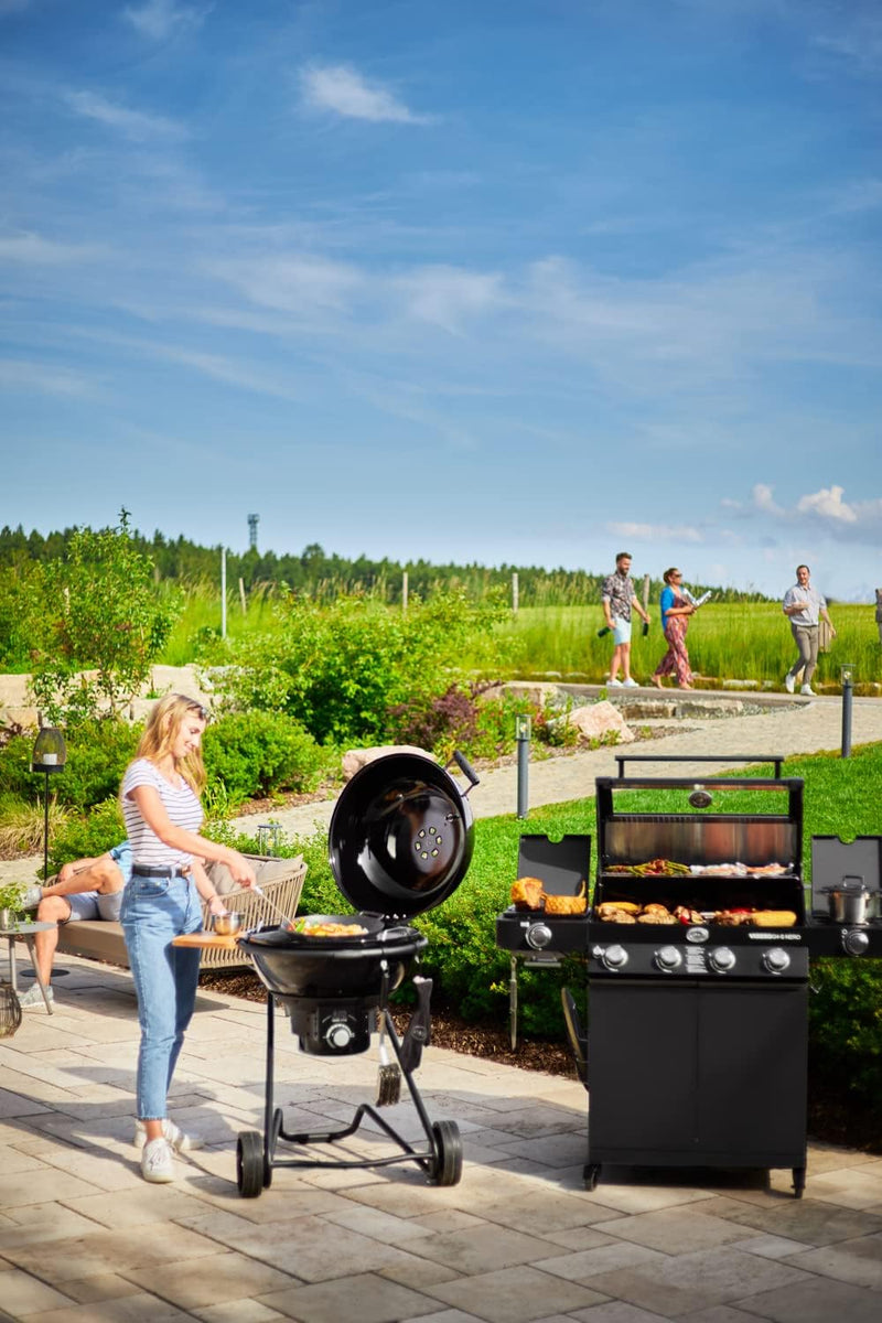 RÖSLE Ablagetisch Kugelgrill, Hochwertiger Buchenholztisch mit Saftrille zum Anhängen an den RÖSLE K