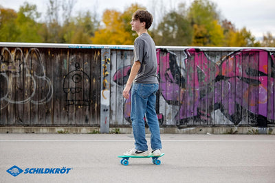 Schildkröt® Retro Skateboard, Premium Board mit Kunststoff-Deck aus haltbarem robustem PP, rutschfes