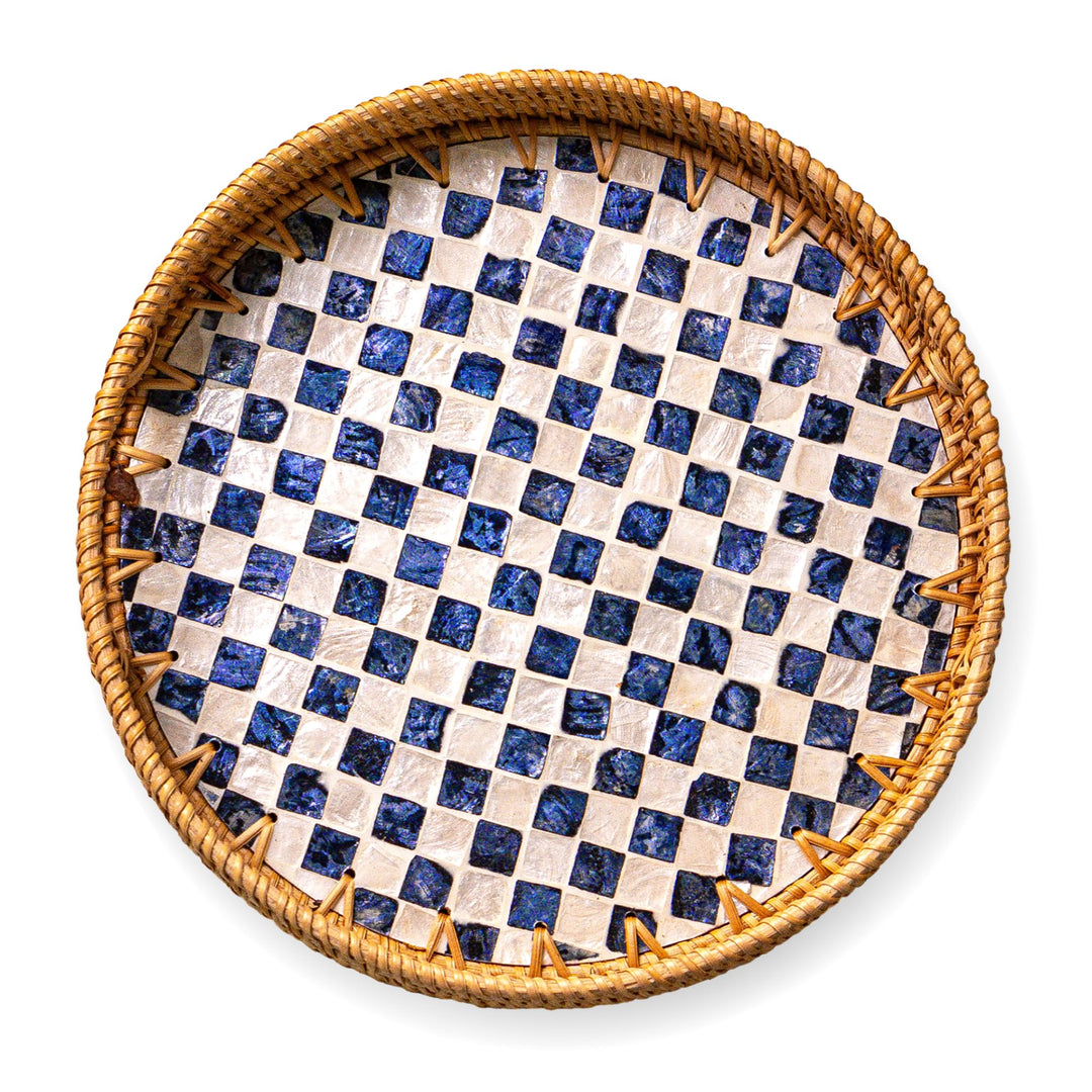 JUNGLE CULTURE Rattan Serviertablett rund 30 cm mit Perlmutt – Drift • Coastal Boho • Handgefertigte