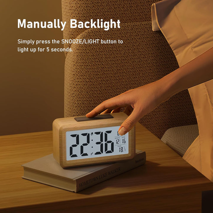 HERMIC Wecker Digital aus Holz mit Grossem LCD-Display, Datum, Temperatur, Automatischem Lichtsensor