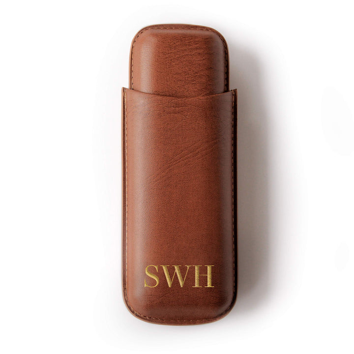 CASE ELEGANCE Zwei Reisezigarrenboxen aus veganem Leder und in Kastanien Braun Monogrammierter Reise