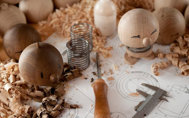 Hoptimist - Skandinavisches Design - Large Bumble aus Holz - Höhe 13,5 cm, Durchm. 10 cm - Smoked Oa