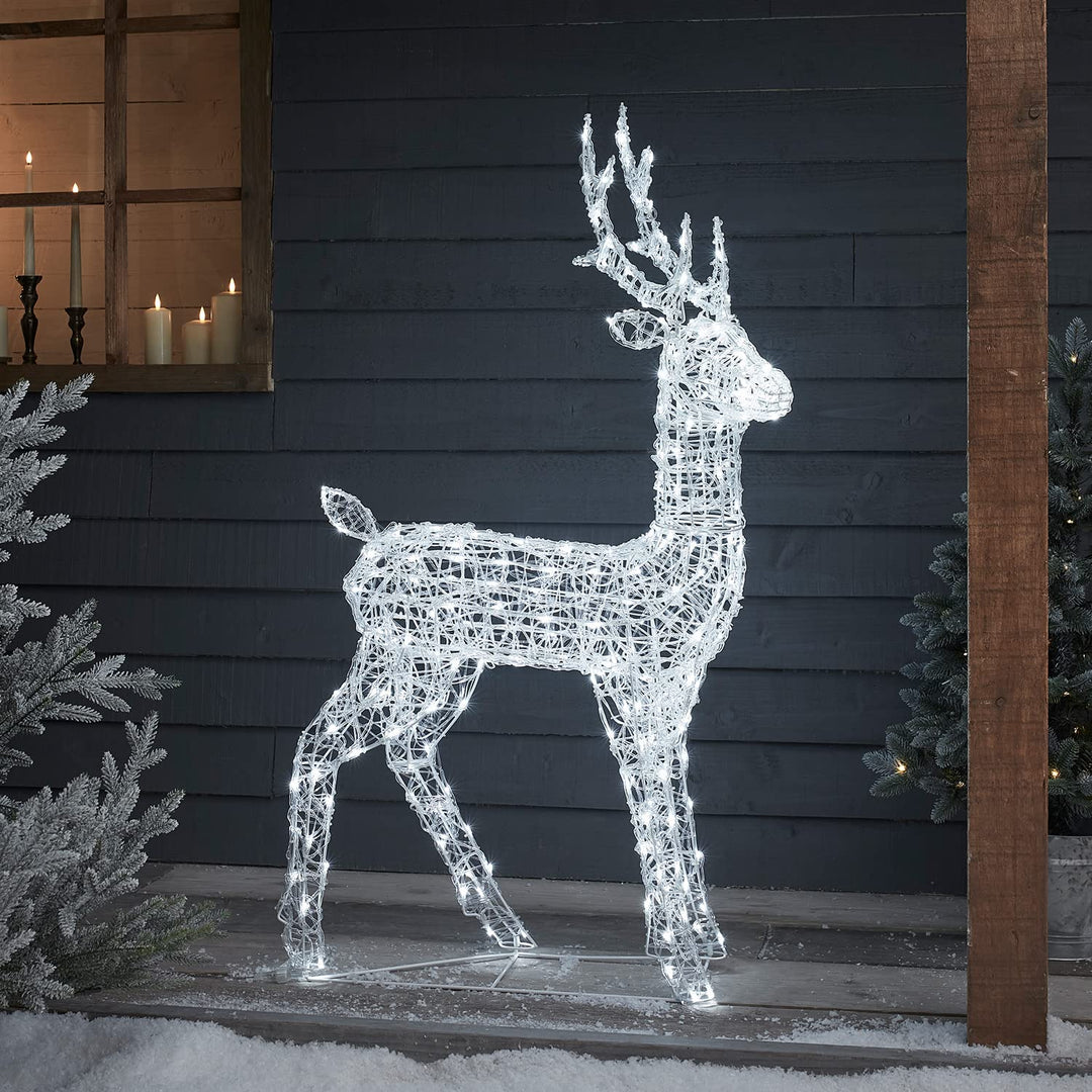 Lights4fun 120cm Swinsty LED Rentier Figur Acryl Weihnachtsfigur Rentier weiss Timer Weihnachtsbeleu