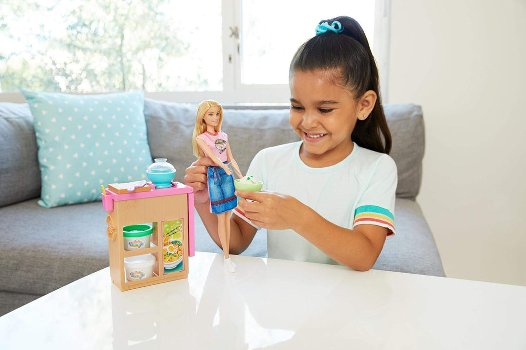 Barbie GHK43 - Pasta-Spielset mit Puppe (blond) und Arbeitsbereich, mit Zubehör und Spielknete, Spie