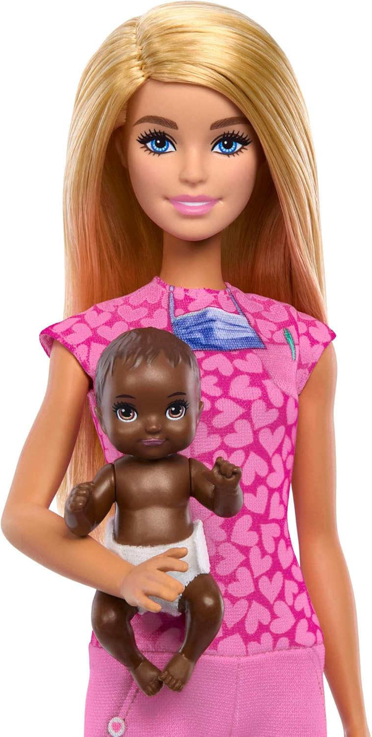 Barbie Kinderärztin-Puppe mit blonder Modepuppe und pinkfarbenem Kittel-Set, 1 Baby-Patientenpuppe m