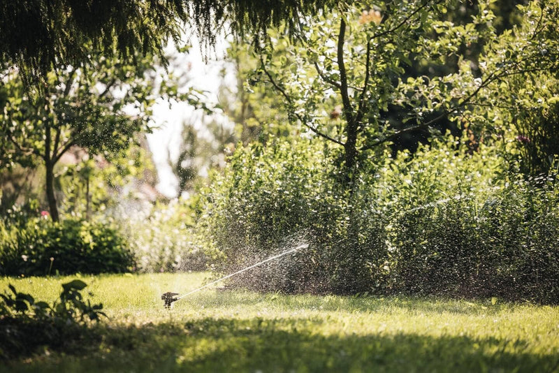 Fiskars Impuls-Sprinkler XL mit Rädern, Mit Abstandsregelung, Sprühbildkontrolle und Rotationskontro