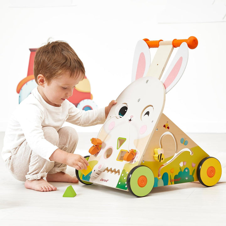 Janod - Bauernhof Multi-Aktivitäten-Wagen - Holzlaufwagen zum Schieben - 9 Aktivitäten - Patentierte