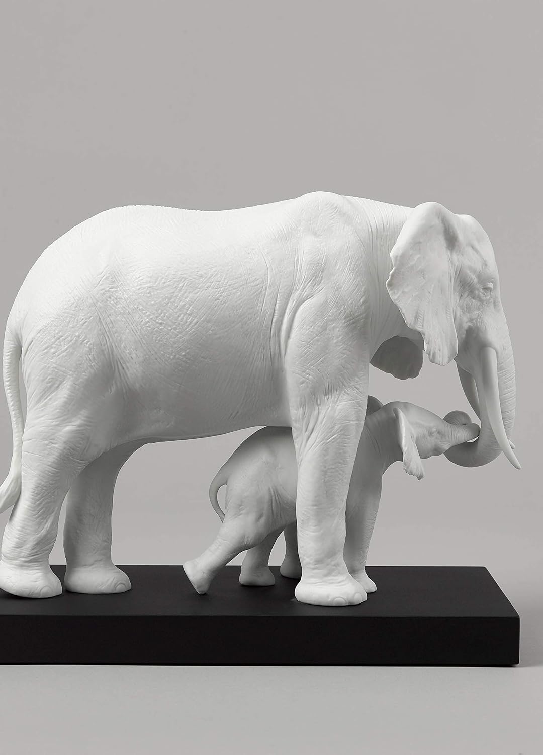 LLADRÓ Elefanten-Skulptur Den Weg Weisen (Weiss). Elefant. Porzellan.