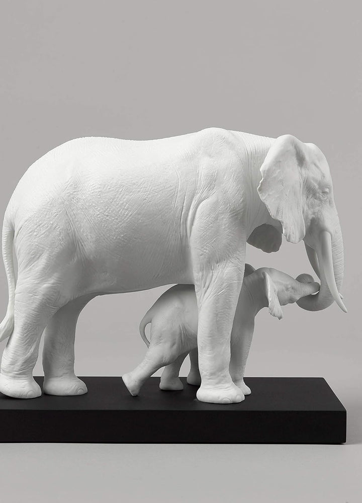 LLADRÓ Elefanten-Skulptur Den Weg Weisen (Weiss). Elefant. Porzellan.