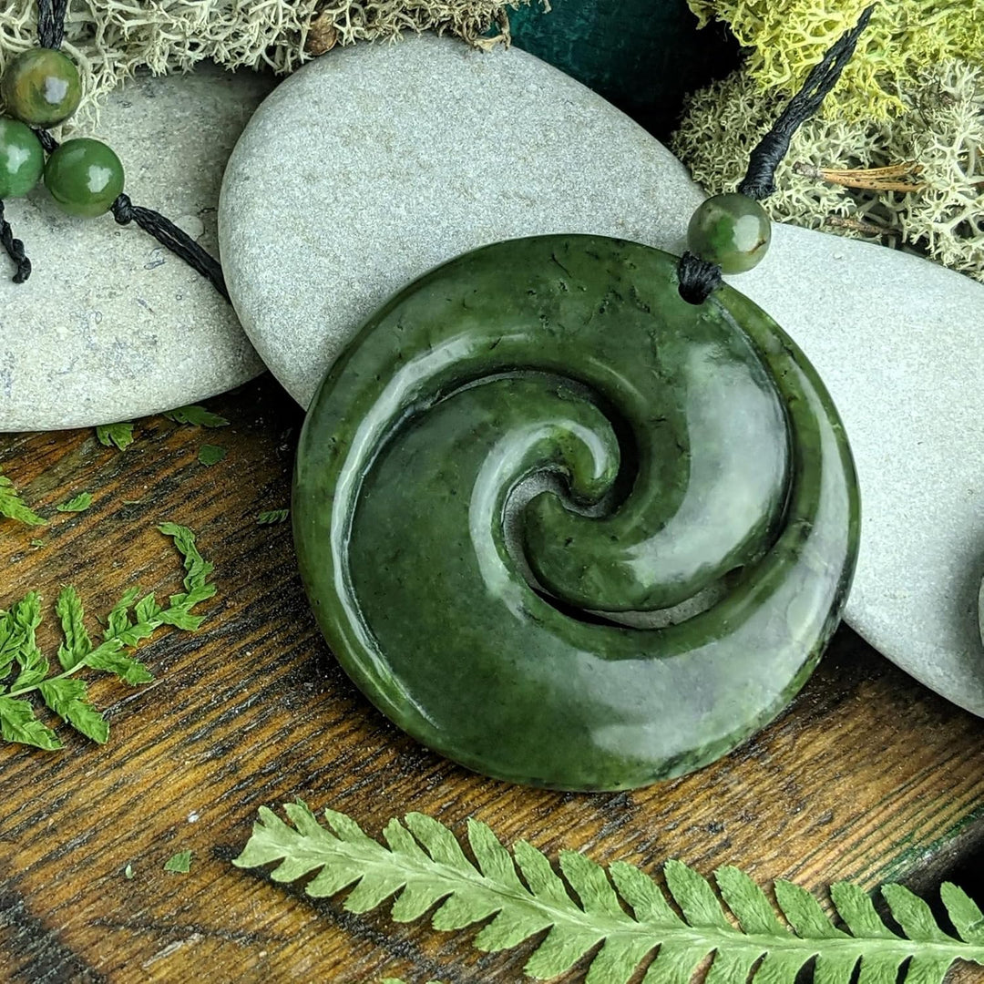 81stgeneration Anhânger Halskette Doppel Koru Runde Scheibe Handgeschnitzte Nephrit-Jade für Herren