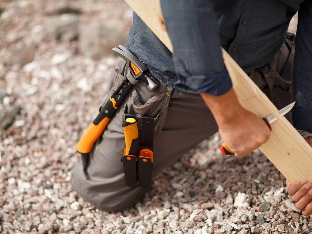 Fiskars Handwerkermesser inklusive Holster mit integriertem Messerschärfer, Gesamtlänge: 20,9 cm, Sc