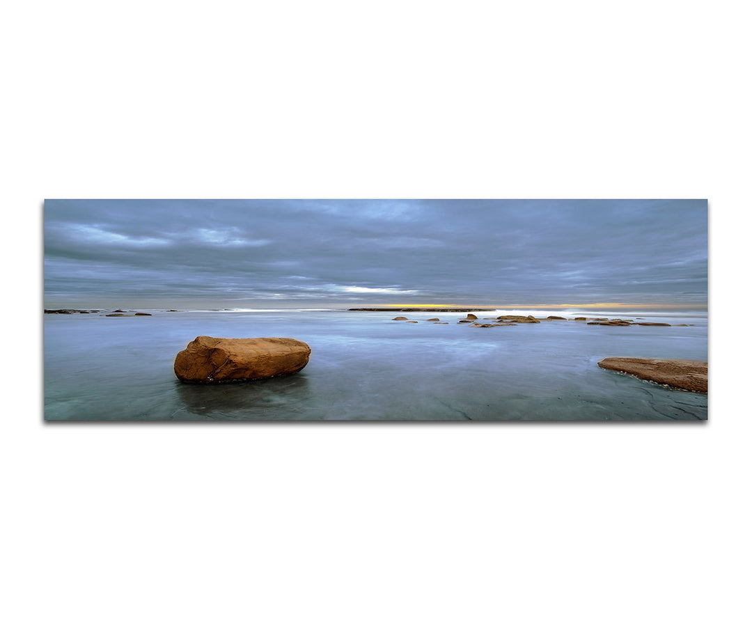 Paul Sinus Art Panoramabild auf Leinwand und Keilrahmen 150x50cm Meer Steine Wolken Dämmerung