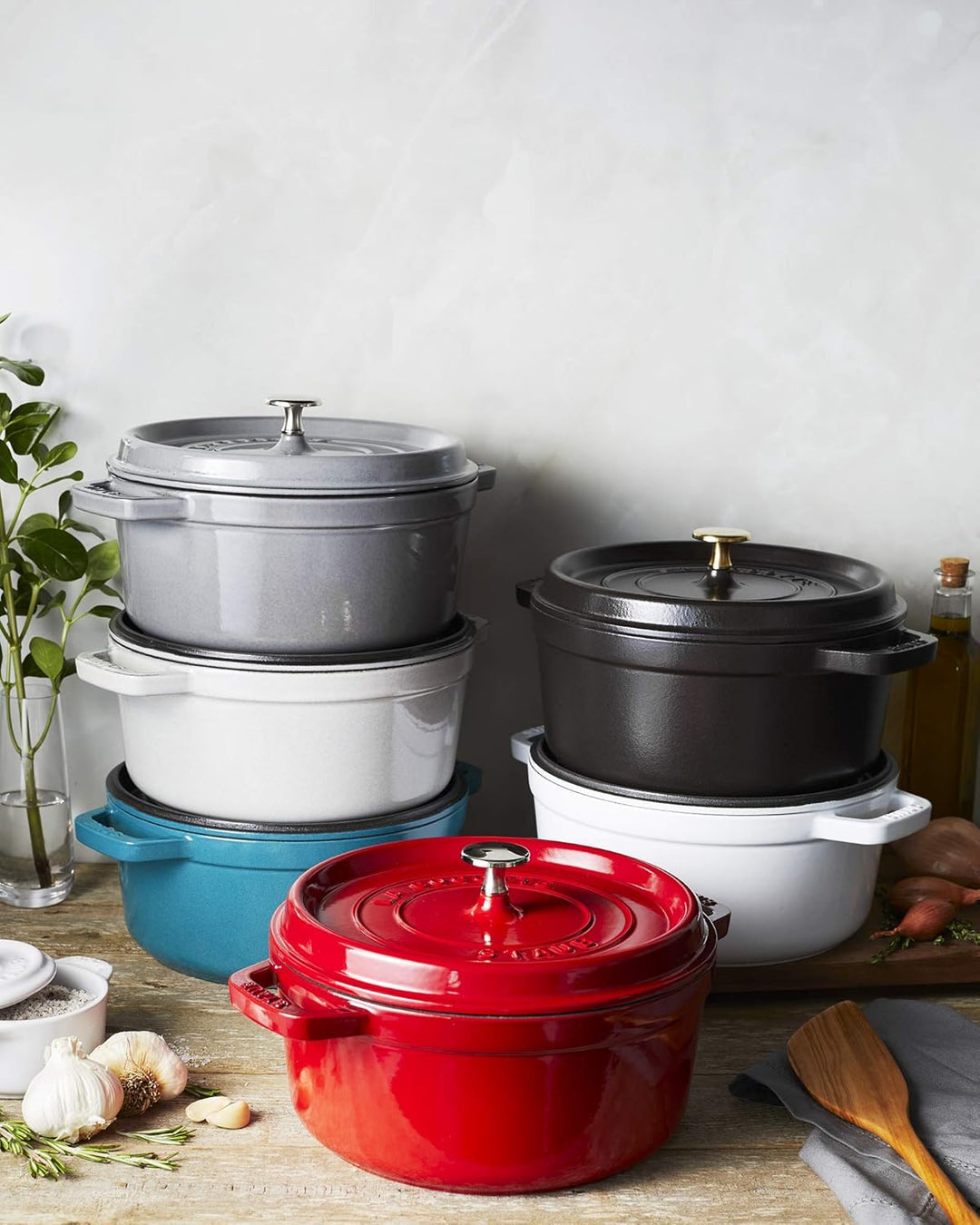 STAUB Gusseisen Bräter/Cocotte, Rund &amp; Flach, 26 cm, 4 L, Aromaregen Funktion für optimale Befeuchtu