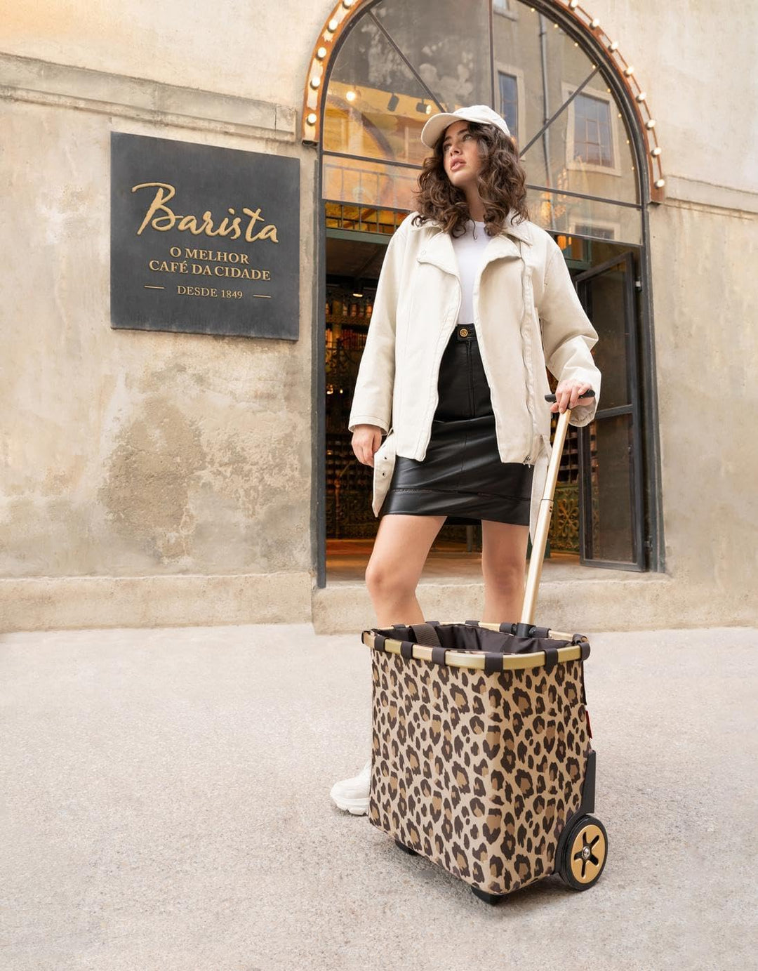 reisenthel carrycruiser Tragbarer Einkaufstrolley mit stabilem Aluminiumrahmen, Schultergurt und her