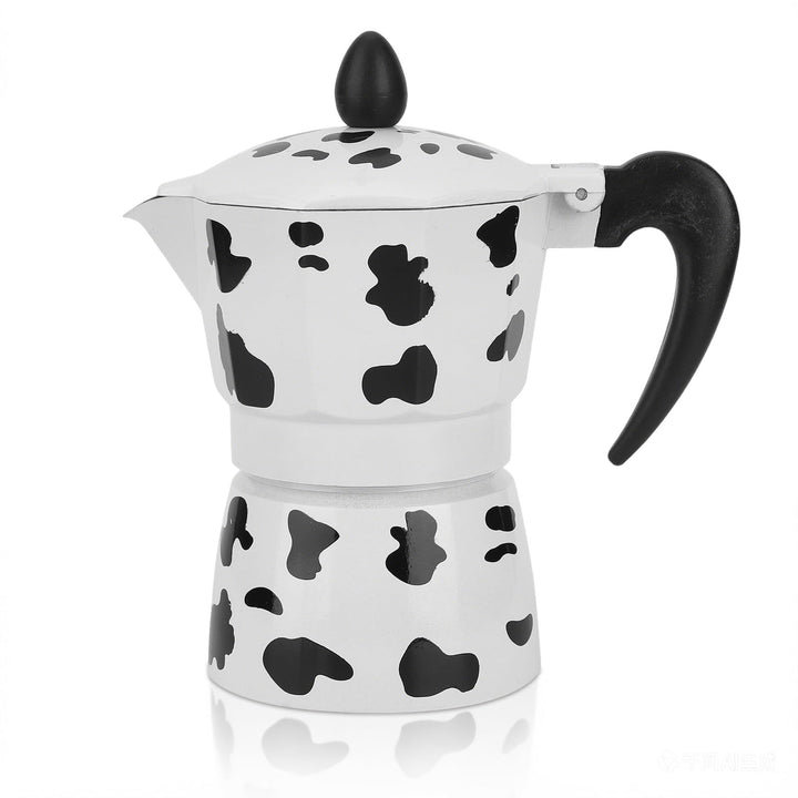 Espressokocher auf dem Herd, Espressotasse aus Aluminium im klassischen italienischen Stil, Mokkakan
