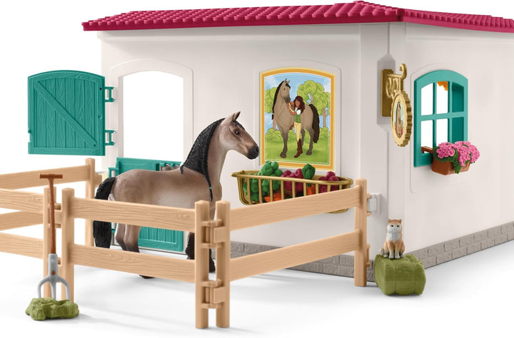 schleich 42591 HORSE CLUB Sattelkammer, 85 Teile Spielset mit schleich Pferde Figur, vollbeweglicher