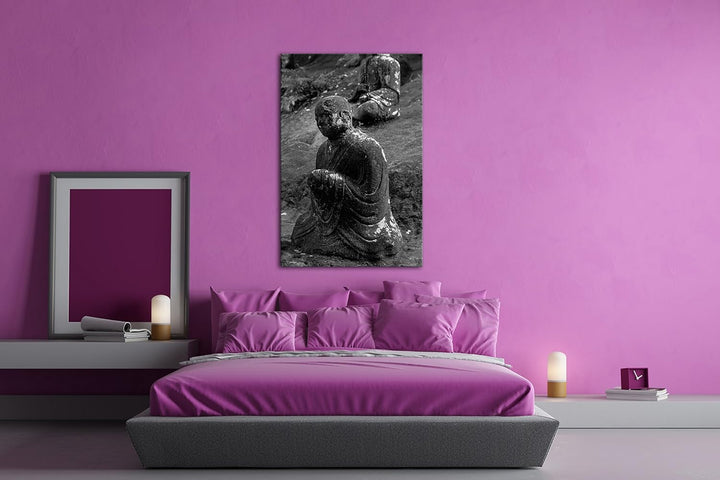 deyoli moosbedeckte Buddha Statue Effekt: Schwarz/Weiss im Format: 80x60 als Leinwandbild, Motiv fer