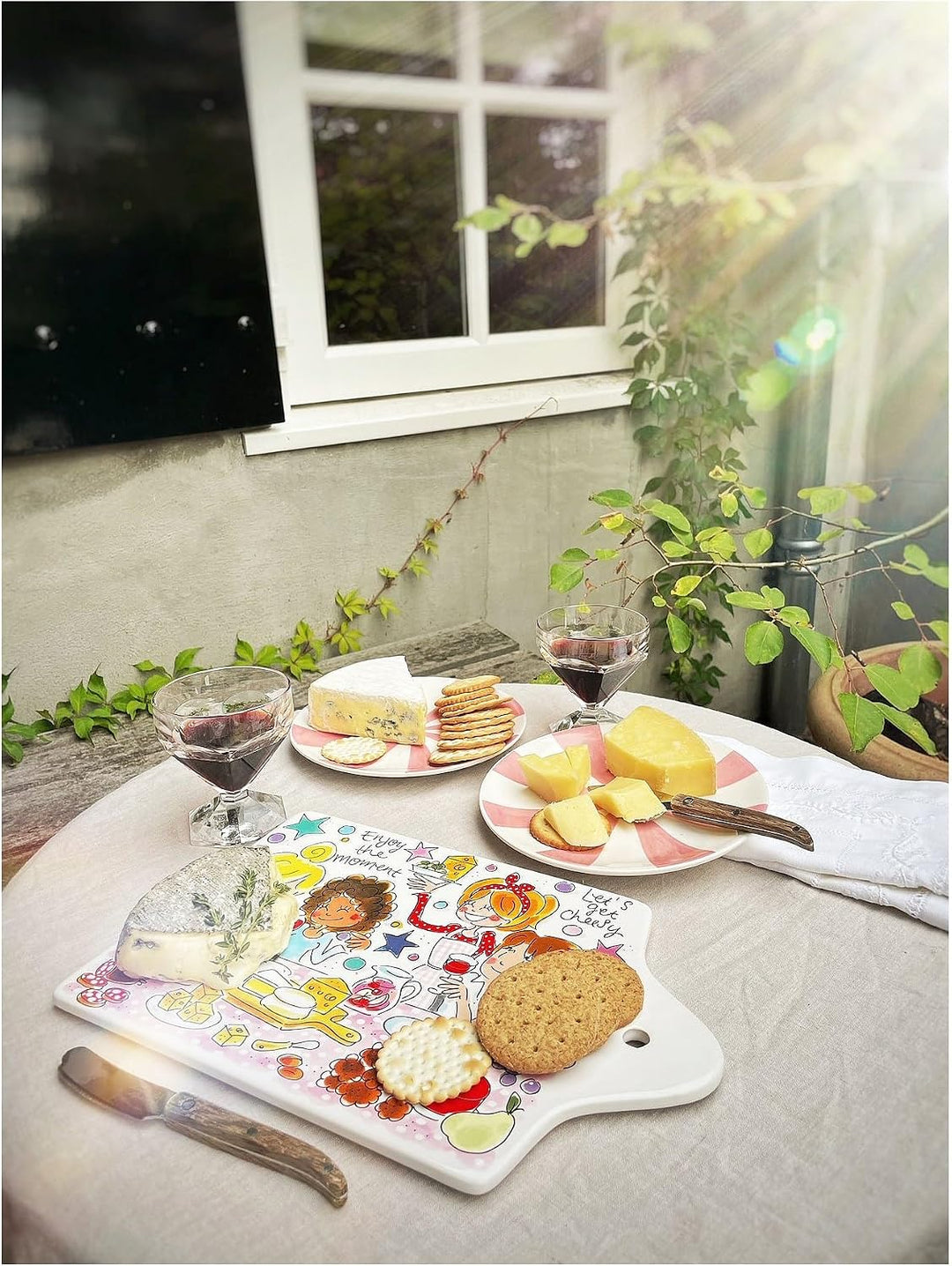 Käseplatte Let’s get Cheesy – Servierbrett aus Keramik – Buntes Design – Eben Quatschen Kollektion –
