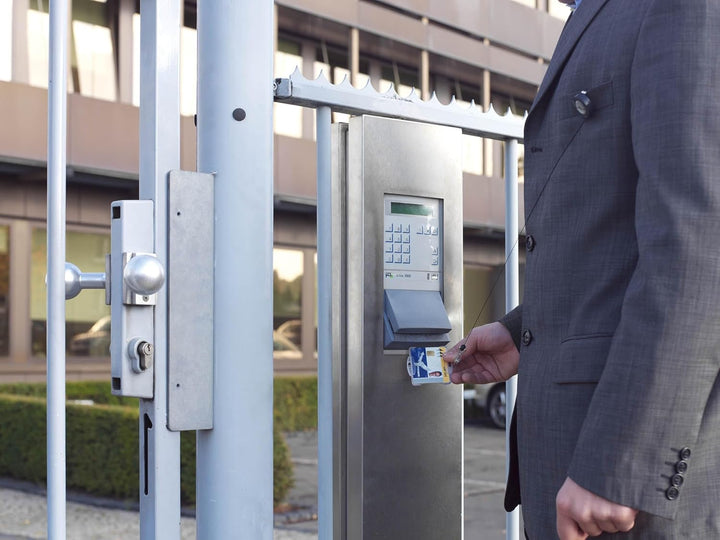 Durable Namensschild mit Ausweiskartenhalter für Betriebs-/Sicherheitsausweis, transparent, Packung