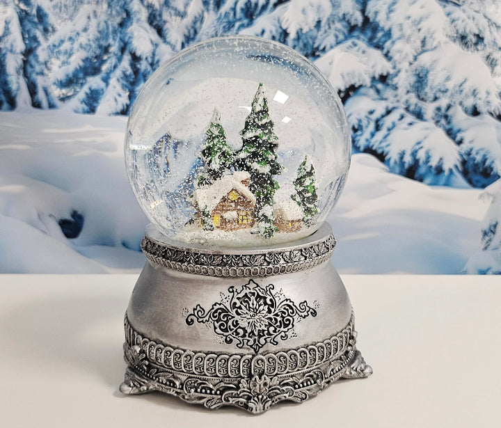 Hüttenzauber Schneekugel mit Musik | Nostalgische Winterhütte im Winterwald in Schüttelkugel| Sockel