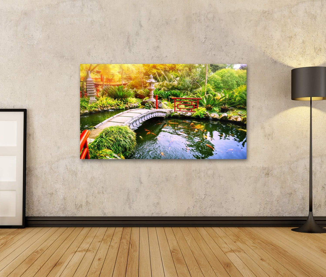 islandburner, Bild auf Leinwand Japanischer Garten mit schwimmenden Koi-Fischen im Teich. Naturhinte