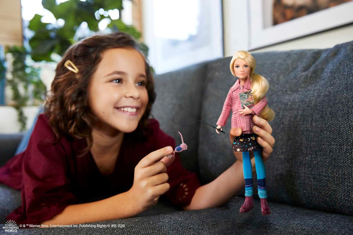 Mattel Harry Potter - Luna Lovegood Sammelpuppe (ca. 25 cm) mit Tweed-Jacke, Rock und Strumpfhose, e