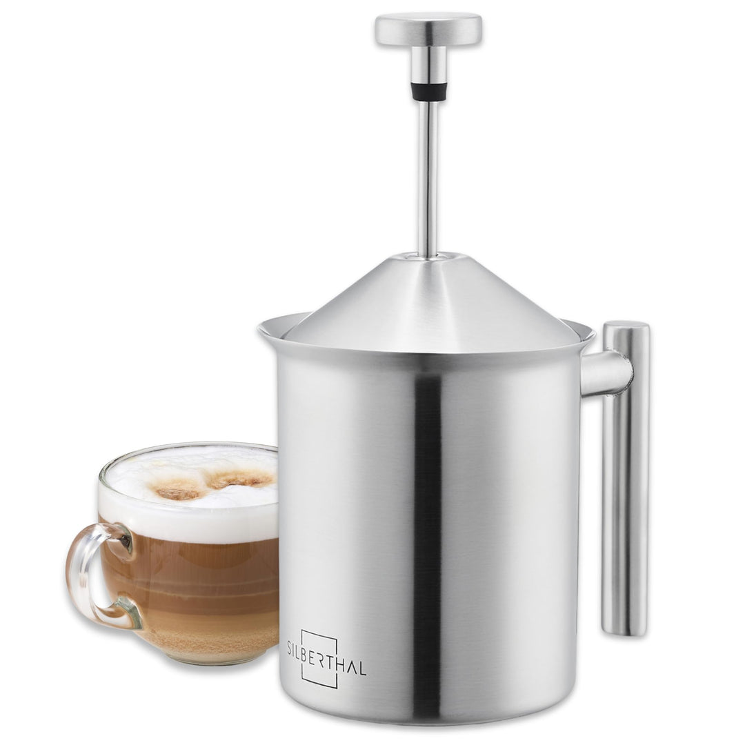 SILBERTHAL Milchaufschäumer Manuell Edelstahl - 400ml - Perfekter Milchschaum dank doppeltem Sieb un