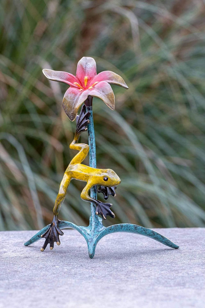 IDYL Bronze-Skulptur Lustiger Frosch mit Blume farbig emailliert | 20x9x13 cm |Bronze-Figur handgefe