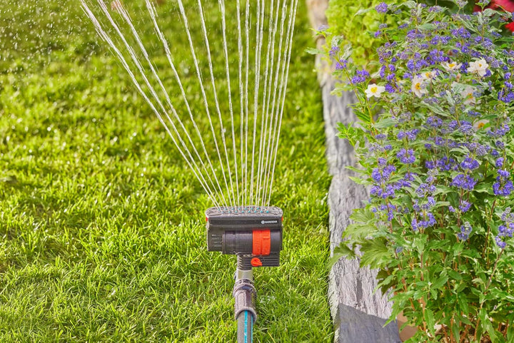 Gardena Oszillierender Sprinkler „ZoomMaxx“ auf Metallstufenspitze Schwingend