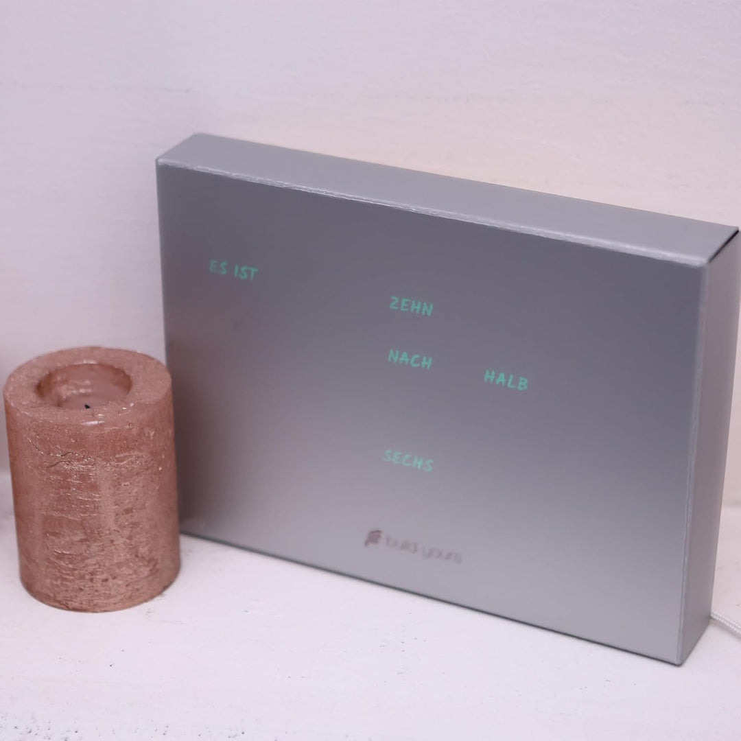 BoxClock Plain Gray – Digitale Tischuhr mit LED-Anzeige, WLAN und verstellbarem Ständer – Schlanke U