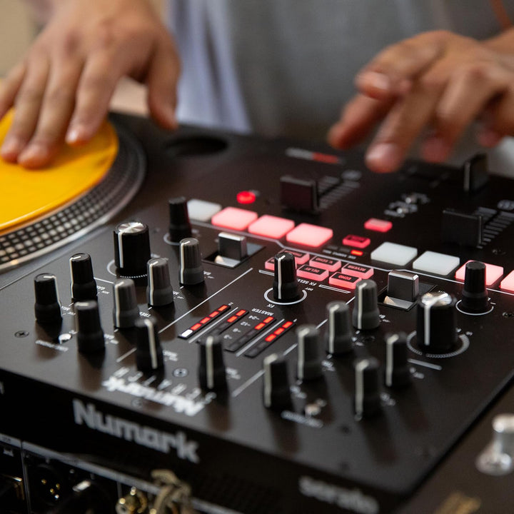 Numark Scratch - Zweikanal DJ Scratch Mixer mit Serato DJ Pro, Innofader Crossfader, DVS-Lizenz, 6 D