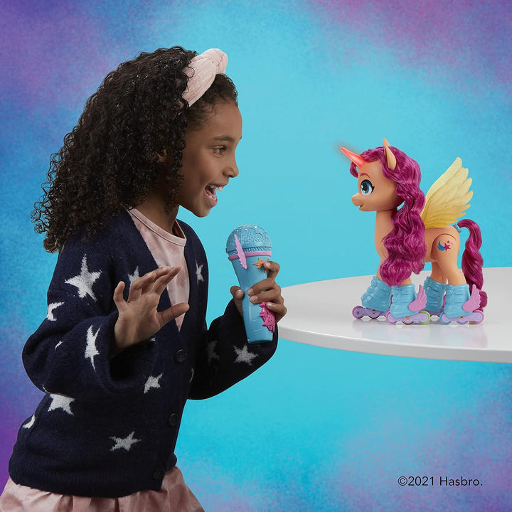 My Little Pony – Eine Neue Generation Sing- und Skatespass Sunny Starscout – Pony (22,5 cm) mit Fern