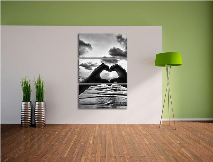 Pixxprint Händen geformtes Herz am Meer als Leinwandbild/Grösse: 3 Teilig (120x80) cm/Wandbild/Kunst