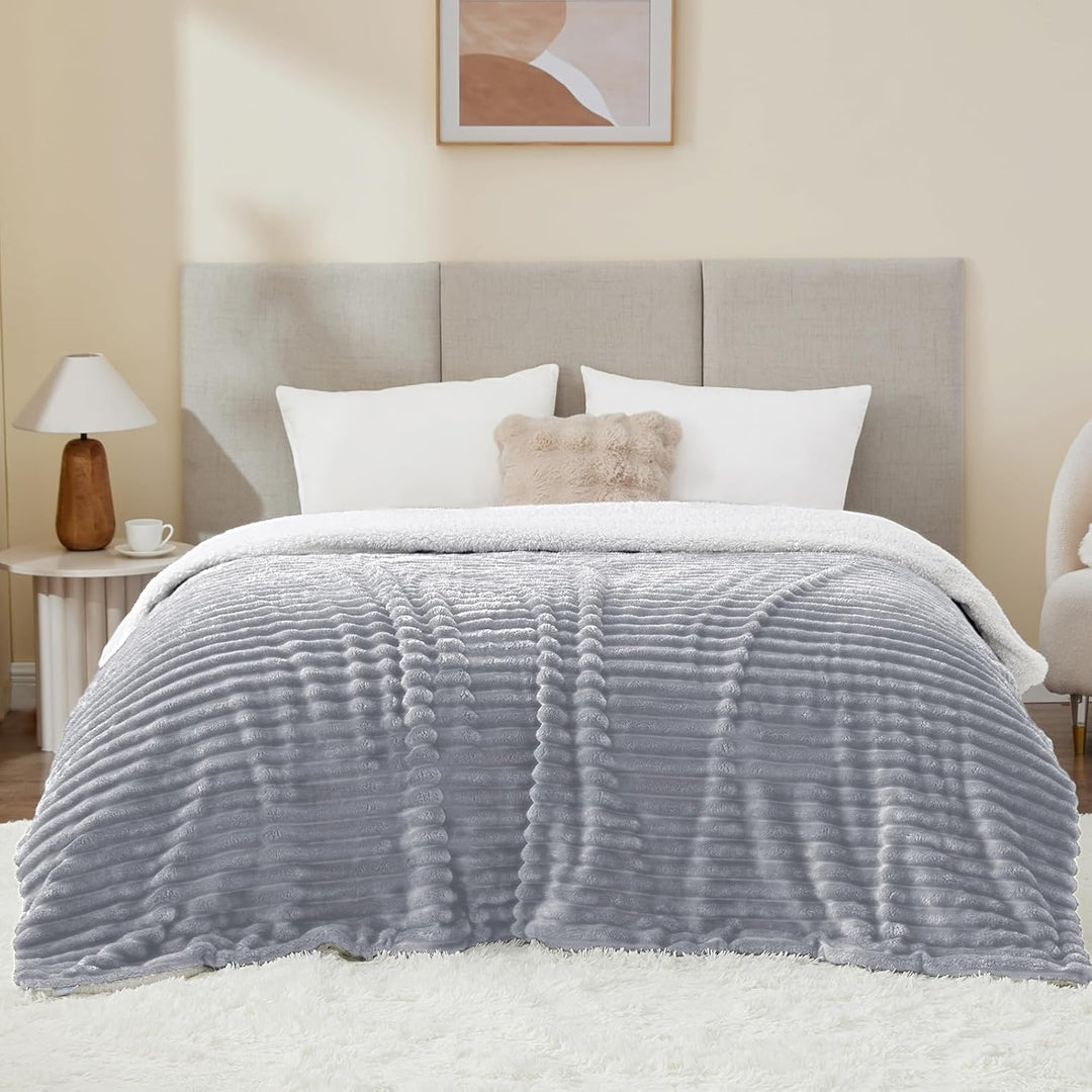 WAVVE Decke Sherpa Kuscheldecke Flauschig Hellgrau - Extra Warme Dicke Weiche Grobe Kordecke Sofaübe