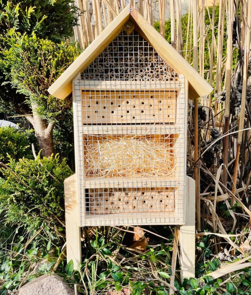 DARLUX massives handgefertigtes L Insektenhotel aus Holz I Haus 51 x 28 x 16 cm (HxBxT) I mit Stände