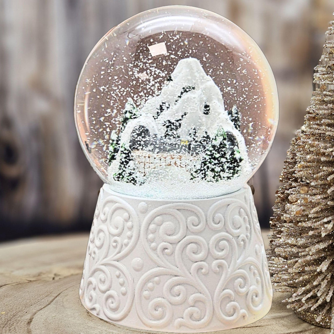 Weihnachts-Schneekugel mit Musik | Berglandschaft mit Brücke | Sockel weiss Ornament | 100mm breit,