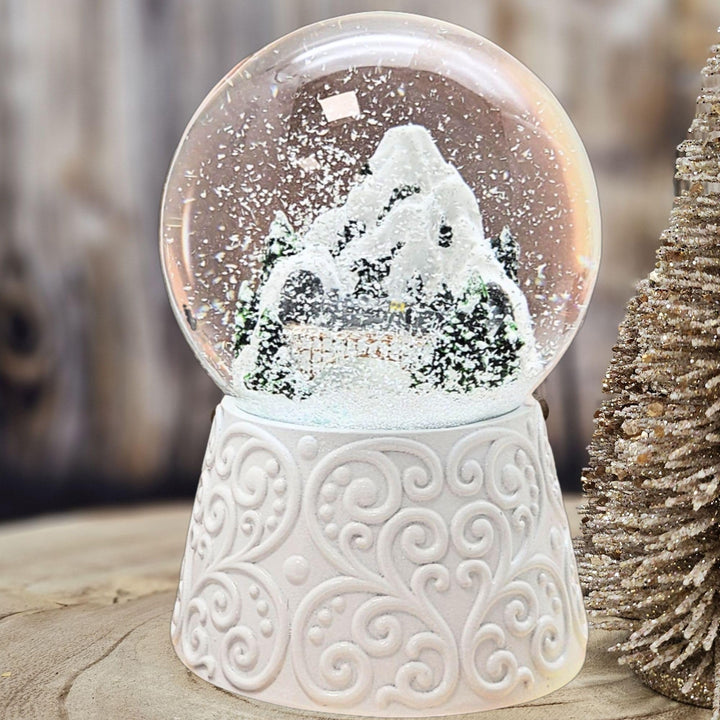 Weihnachts-Schneekugel mit Musik | Berglandschaft mit Brücke | Sockel weiss Ornament | 100mm breit,