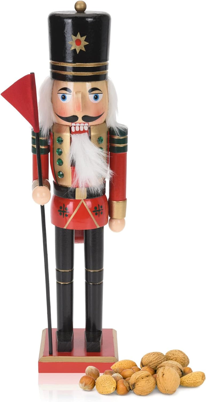 com-four® Dekofigur Nussknacker mit roter Fahne - Weihnachtsdeko in Form eines traditionellen Nusskn