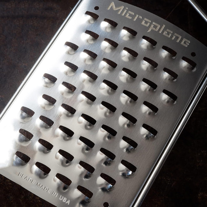 Microplane Küchenreibe XL-Grob für Kartoffel, Käse, Kohl, Gurke, Kürbis und Zucchini in Schwarz mit